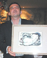 В. Митов с картината на Дечко Узунов