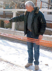 Съпругът на директорката В. Соколова - Йордан, показва рова