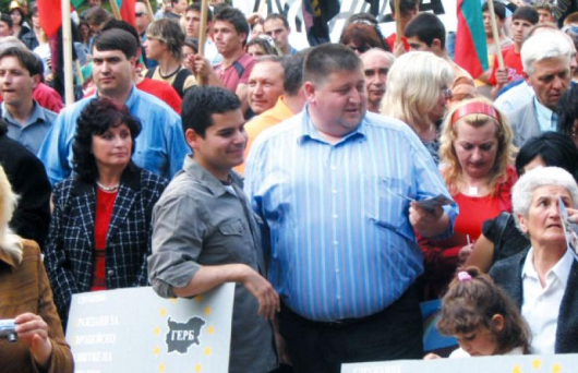 Крум Милев /в средата най-маститият/ води група приятели на ГЕРБ по време на митинг на партията с Бойко Борисов