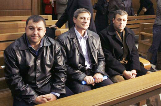 Мирослав Писов (в средата) при едно от поредните заседания на съда по делото 