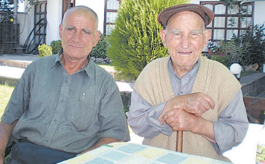 Дядо Рифат Михремски с най-малкия си син Исмет, който е на 57 години