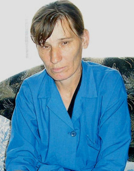 Мариана Димитрова не пуска синовете си на първия етаж на двуетажната къща и те са принудени да живеят на втория неизмазан етаж без ток и вода