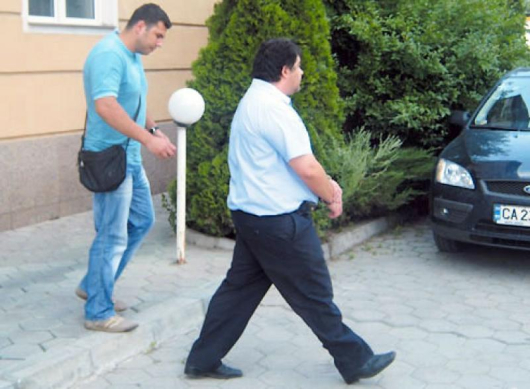 Митничарят Марио Христов бе изкаран от митницата с белезници на ръце, придружен от служител на БОП