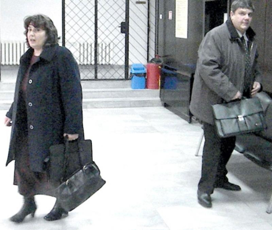 Елка Пенчева от ИВСС и колегата й прибраха в големите си чанти проверените дела и заминаха за Петрич