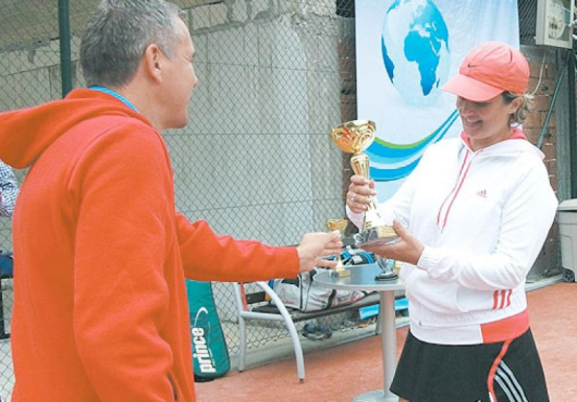 В. Лечева получи купата за най-атрактивен тенисист на турнира
