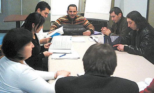 На тази снимка, предоставена от ГЕРБ, са запечатани участниците в паметния семинар в момент на усилена работа