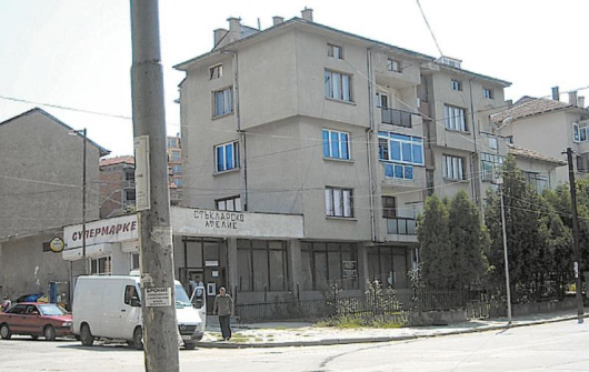 Апартаментът на Г. Личев и съпругата му е на кръстовището на улица “Полк. Дрангов” и “14-ти полк” в Благоевград
