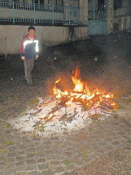 Георги Филипов пръв прескочи запаления огън на Сирница
