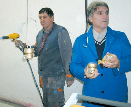 Дългогодишният работник на “Беласица” АД Христо Стоилков /вляво/ показа уменията си в новата специалност