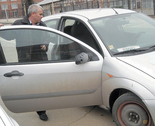 Александър Мановски се включи в автопротеста срещу високите цени на бензина с резервна гума