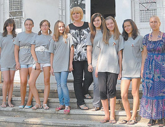 Учениците с директорката на ОУ “Христо Смирненски”, преди да отлетят за Кипър