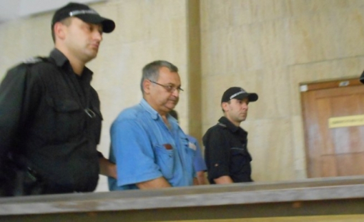 Любомир Симеонов на път към съдебната зала в Бургаския окръжен съд    Източник: БГНЕС