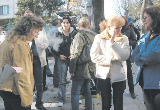 Росица Стоянова /първата вдясно/ разказа, че от месец и половина не са получавали заплатите си