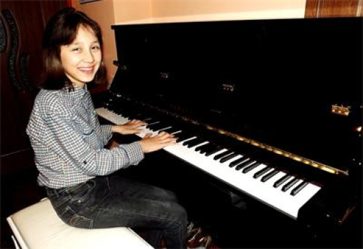 Ибрахим Игнатов с широка усмивка пред новото си пиано - черна ямаха от фондация “Димитър Бербатов”. Същото има и брат му Хасан.