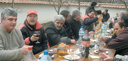 Веселата компания достойно почете празника на виното в дома на съветника Сашо Милчев