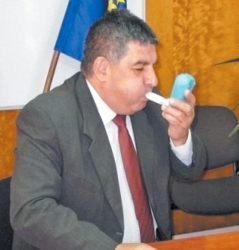 Губернаторът на Благоевградска област Валери Смиленов тества белите си дробове