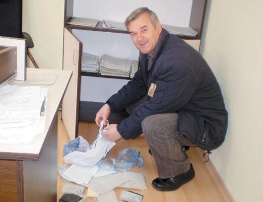 Вчера кметът Васил Бански събираше разхвърляните документи в кабинета си