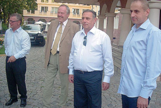 Кметът Петър Паунов, депутатът Валентин Микев и К. Ямсен преди началото на срещата