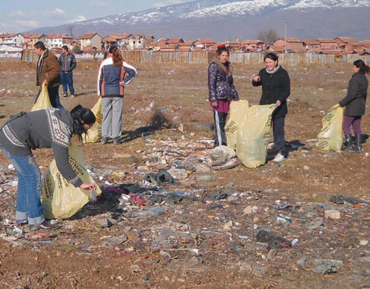 За първи път 30 роми почистиха огромния район в съседство с квартала