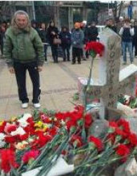 Варнеци издигнаха грамада от камъни в памет на Пламен Горанов. Сн.: БГНЕС