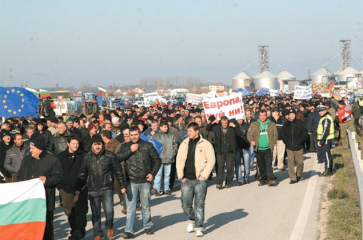 Тютюнопроизводителите блокираха автомагистрала „Тракия“ въпреки големия студ и призоваха Европа на помощ