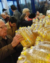Голямата част от издръжката на българите - над 48 на сто, отива за храна. Сн.: Bulphoto