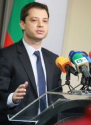 Министър Делян Добрев даде брифинг заради протеста. Сн.: БГНЕС