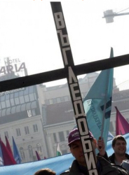 Протестиращите носят черен кръст, на който пише „Въгледобив”. Сн.: БГНЕС