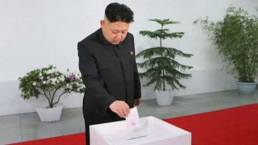 Ким Чен Ун пуска бюлетина за единствената партия на изборите. Снимка: БГНЕС