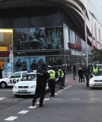 На място бяха изпратени полицейски екипи, а посетителите на мола и работещите в него са евакуирани. Сн.: Bulphoto
