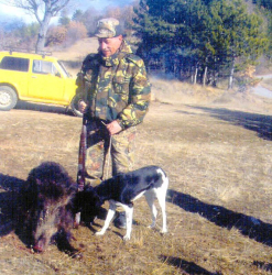 Страхил Илиев с отсрелян от него глиган в м. Черешково усое и вярното си куче Чарв, за което се носят легенди 