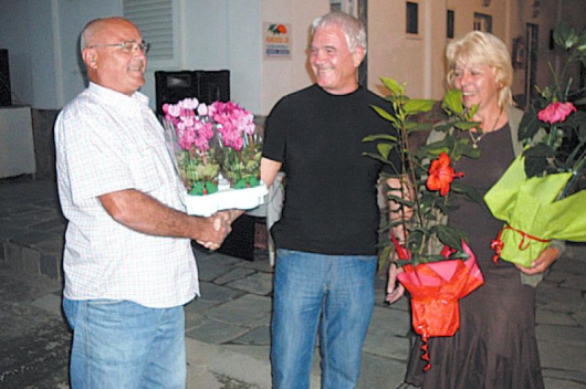 Представителите на българската колония в Гърция Катя и Лефтерис Урганзидис посрещнаха с цветя В. Ангелов