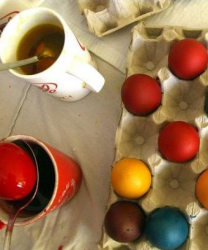 Първото яйце трябва да се боядиса в червено. Сн.: БГНЕС