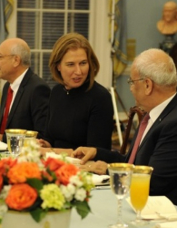 Израелската министърка на правосъдието Ципи Ливни разговаря с главния палестински преговарящ Саеб Еракат. Сн.: EPA/БГНЕС
