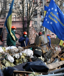 Все още има барикади и демонстранти по някои улици на Киев. Сн.: EPA/БГНЕС