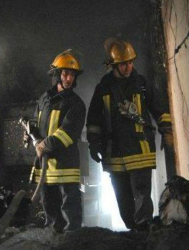 След потушаването на пламъците в една от стаите огнеборците са намерили обгорен труп (Снимка Архив). Сн.: Bulphoto