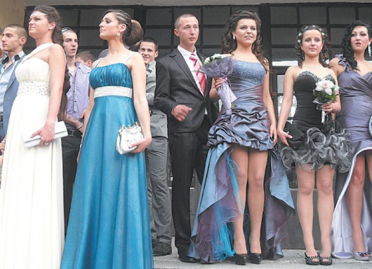 Г. Кьосев /в средата/ се събра със съучениците си за последно пред входа на ПГ по облекло и банково дело в Дупница