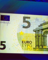 Новата банкнота от 5 евро, на която ще има надпис на кирилица. Сн.: EPA/БГНЕС