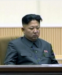 Младият ръководител на КНДР на възпоменателните церемонии за втората годишнина от смъртта на баща си Ким Чен Ир. Сн.: EPA/БГНЕС