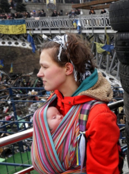 Жена с детето си на протестите в Украйна. Сн.: EPA/БГНЕС