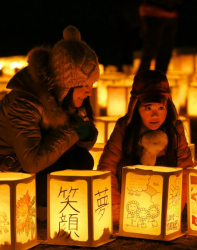 Японците почетоха с едноминутно мълчание паметта на жертвите. Сн.: EPA/БГНЕС