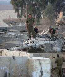 Израелски танкове на границата на Израел с ивицата Газа. Сн.: EPA/БГНЕС