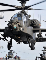 Използването на хеликоптери - в случая ”Апачи” (Apache), носи повече риск за атакуващите. Сн.: EPA/БГНЕС