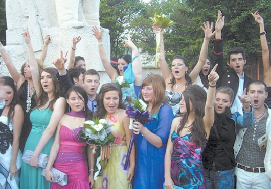 Момичетата и момчетата от двете школа се снимаха за спомен на Гаровия площад в Кюстендил