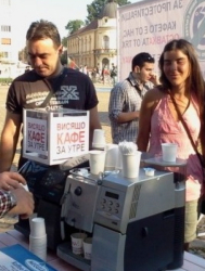 Протестиращи донесоха кафемашина и раздаваха кафе. Сн.: Потребител
