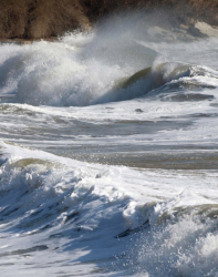 Огромни вълни заливат плажната ивица във Варна. Сн.: БГНЕС