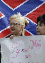 Протестиращи в Донецк носят знамето на самопровъзгласилата се Федерална държава Новорусия. Сн.: EPA/БГНЕС