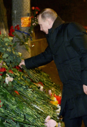 Владимир Путин остави червени рози на мястото на втория атентат във Волгоград. Сн.: EPA/БГНЕС