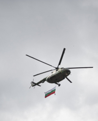 Парадът бе открит с вертолет Ми-17 с националния флаг. Сн.: БГНЕС