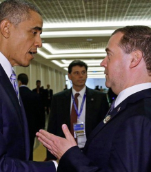 Американският президент Барак Обама разговаря с руския премиер Дмитрий Медведев на срещата на АСЕАН в Мианма, 13 ноември 2014. Сн.: EPA/БГНЕС